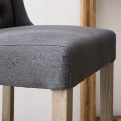 Maison Belfort Chaise de bar Nola - Tissu - Chêne massif - Gris foncé / Chêne foncé -Luxe Intérieur Magasin 1000008130 210301 11225600010 DETAILS P000000001000008130