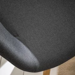 Mørteens Chaise à accoudoirs Buggio - Tissu / Hévéa massif - Tissu Cors: Gris foncé - 1 chaise -Luxe Intérieur Magasin 1000164524 210208 08242400024 DETAILS P000000001000164524