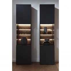 GWINNER Vitrine Misano - Placage en bois véritable - Gris Sahara / Planches de chêne - Anthracite / Chêne sauvage - Butoir à gauche - Avec éclairage -Luxe Intérieur Magasin 1000218344 200828 11294000223 MOOD DETAILS P000000001000218344 mood