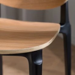 Studio Copenhagen Chaises Day (lot de 2) - Contreplaqué / Matière plastique - Imitation chêne / Noir -Luxe Intérieur Magasin 1000273483 220915 022 MOOD DETAILS P000000001000273483 mood