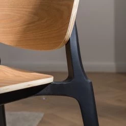 Studio Copenhagen Chaises Day (lot de 2) - Contreplaqué / Matière plastique - Imitation chêne / Noir -Luxe Intérieur Magasin 1000273483 220915 025 MOOD DETAILS P000000001000273483 mood